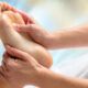 Personne douleur au pied syndrome morton massage reflexologie